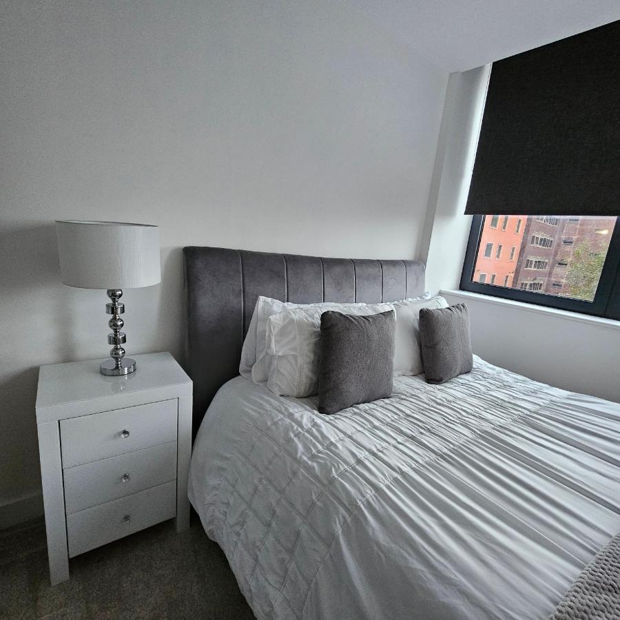 Brand New Trafford Apartment Manchester Exterior photo